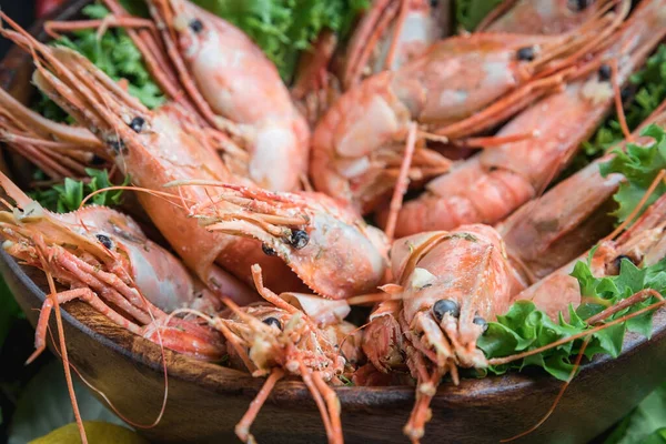 Gambas Grandes Plato Madera Bodegón Con Mariscos Verduras — Foto de Stock