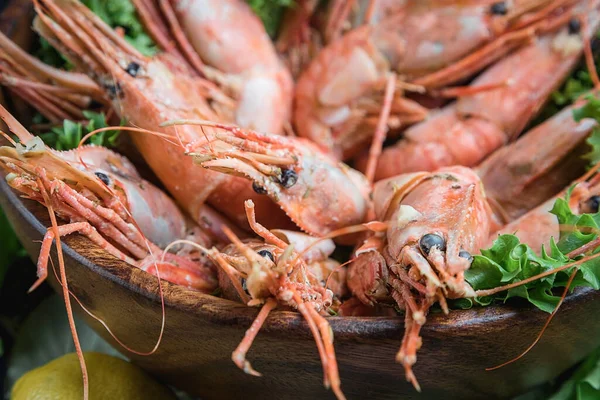 Langostinos Grandes Acostados Plato Madera Plato Mariscos Camarones Salteados Una — Foto de Stock