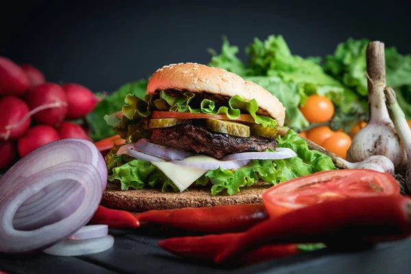 Burger Ciemnym Tle Martwa Natura Cheeseburgera Warzyw Pieprz Chili Gorąco — Zdjęcie stockowe
