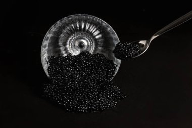 Siyah mersin balığı havyarı, cam bir kavanozda, koyu bir arka planda. Pahalı yiyecekler. Sağlıklı yemek..