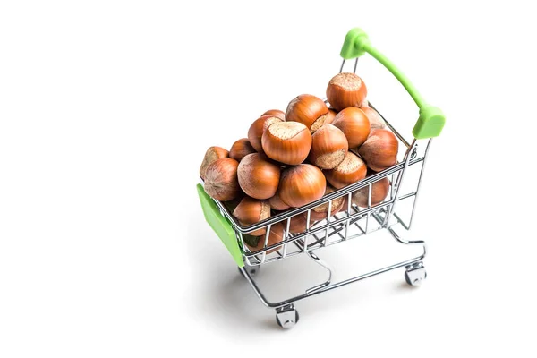 Miniaturní Vozík Supermarketu Vozík Plný Ořechů Spousta Lískových Oříšků Izolovaných — Stock fotografie