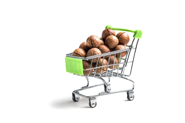 Miniatuurkar Uit Supermarkt Een Kar Vol Noten Veel Macadamia Geïsoleerd — Stockfoto