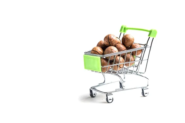 Miniatuurkar Uit Supermarkt Een Kar Vol Noten Veel Macadamia Geïsoleerd — Stockfoto