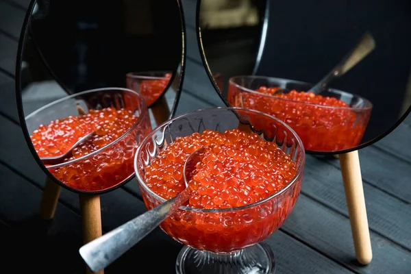 Caviale Rosso Una Ciotola Vetro Sfondo Scuro — Foto Stock