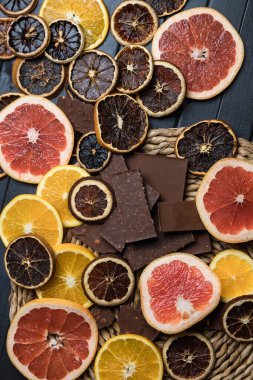 Citrus ve çikolata. Portakal ve greyfurt. Kurutulmuş turunçgiller. Karanfil. Yukarıdan görünüşü.