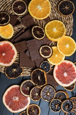 Citrus ve çikolata. Portakal ve greyfurt. Kurutulmuş turunçgiller. Karanfil. Yukarıdan görünüşü.