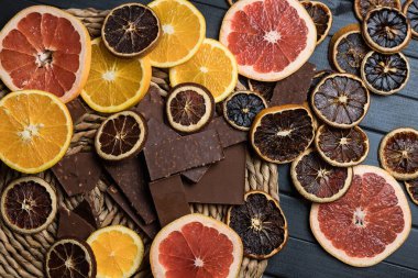 Citrus ve çikolata. Portakal ve greyfurt. Kurutulmuş turunçgiller. Karanfil. Yukarıdan görünüşü.