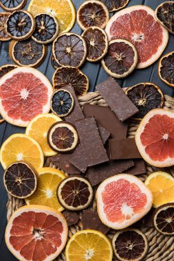 Citrus ve çikolata. Portakal ve greyfurt. Kurutulmuş turunçgiller. Karanfil. Yukarıdan görünüşü.