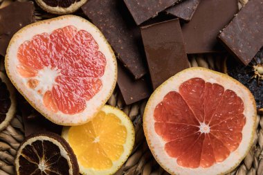 Turunçgil ve çikolata dolu bir hayat. Greyfurtlar ve portakallar daireler çiziyor. Kurutulmuş narenciye..