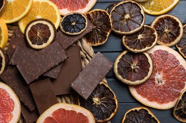 Turunçgil ve çikolata dolu bir hayat. Greyfurtlar ve portakallar daireler çiziyor. Kurutulmuş narenciye..