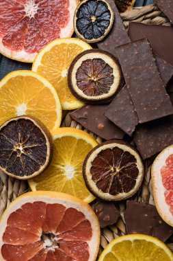 Citrus ve çikolata. Portakal ve greyfurt. Kurutulmuş turunçgiller. Karanfil. Yukarıdan görünüşü.