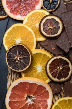 Turunçgil ve çikolata dolu bir hayat. Greyfurtlar ve portakallar daireler çiziyor. Kurutulmuş narenciye..