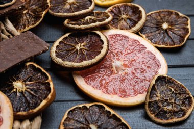 Citrus ve çikolata. Portakal ve greyfurt. Kurutulmuş turunçgiller. Karanfil. Yukarıdan görünüşü.