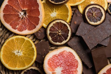 Turunçgil ve çikolata dolu bir hayat. Greyfurtlar ve portakallar daireler çiziyor. Kurutulmuş narenciye..