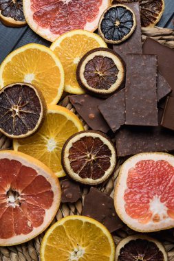 Citrus ve çikolata. Portakal ve greyfurt. Kurutulmuş turunçgiller. Karanfil. Yukarıdan görünüşü.