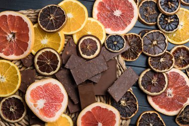 Turunçgil ve çikolata dolu bir hayat. Greyfurtlar ve portakallar daireler çiziyor. Kurutulmuş narenciye..