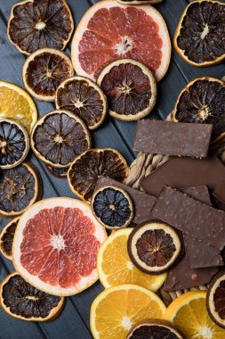 Turunçgil ve çikolata dolu bir hayat. Greyfurtlar ve portakallar daireler çiziyor. Kurutulmuş narenciye..