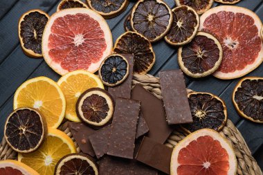 Turunçgil ve çikolata dolu bir hayat. Greyfurtlar ve portakallar daireler çiziyor. Kurutulmuş narenciye..