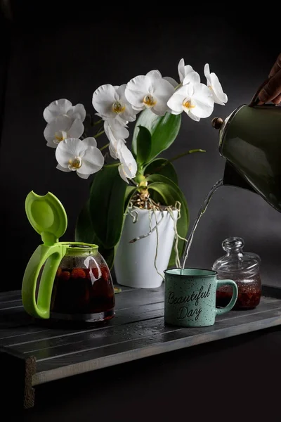 Conjunto Chá Uma Mesa Madeira Escura Orquídea Branca — Fotografia de Stock