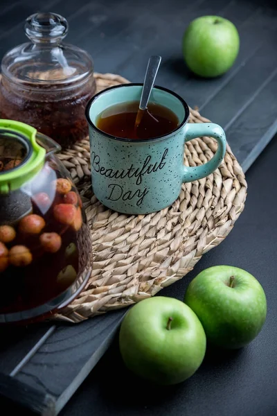 Turkuaz Bardak Çay Böğürtlenli Çaydanlık Yeşil Elma Karanlık Bir Masada — Stok fotoğraf