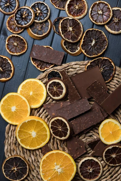 Citrus ve çikolata. Portakal ve greyfurt. Kurutulmuş turunçgiller. Karanfil. Yukarıdan görünüşü.