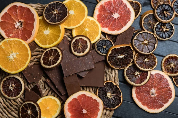 Citrus ve çikolata. Portakal ve greyfurt. Kurutulmuş turunçgiller. Karanfil. Yukarıdan görünüşü.