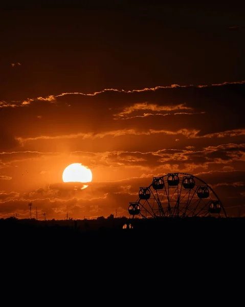 Grande Roue Coucher Soleil Silhouette Ville Dans Soirée — Photo