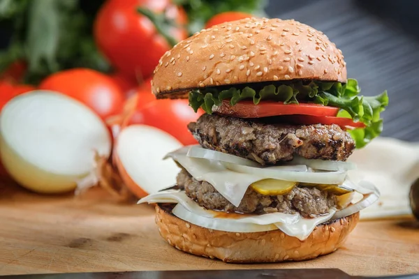 Leckere Gegrillte Burger Mit Rindfleisch Käse Gemüse Köstlicher Gegrillter Cheeseburger — Stockfoto