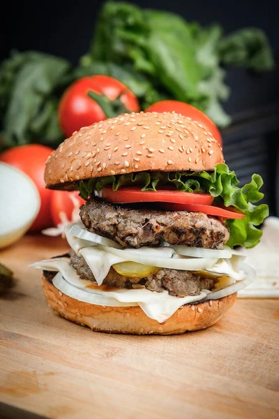 Chutný Grilovaný Burger Hovězím Masem Sýrem Zeleninou Lahodné Grilované Cheeseburger — Stock fotografie