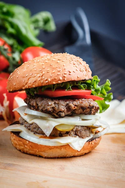 Smaczny Grillowany Burger Wołowiną Serem Warzywami Pyszne Grillowany Cheeseburger Ciemnym — Zdjęcie stockowe