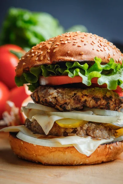 Smaczny Grillowany Burger Wołowiną Serem Warzywami Pyszne Grillowany Cheeseburger Ciemnym — Zdjęcie stockowe