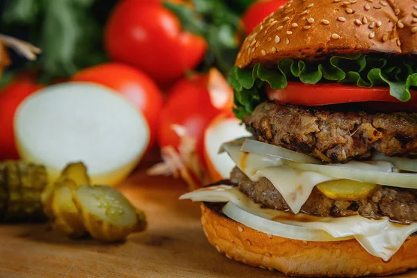 Deliciosa Hamburguesa Tabla Cortar —  Fotos de Stock