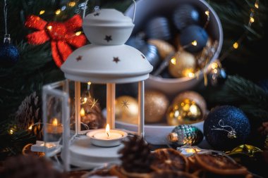 Yeni yıl hala hayattır. Noel süslemeleri masada. Noel oyuncağı.