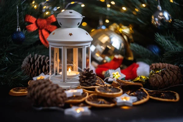 Yeni yıl hala hayattır. Noel süslemeleri masada. Noel oyuncağı.