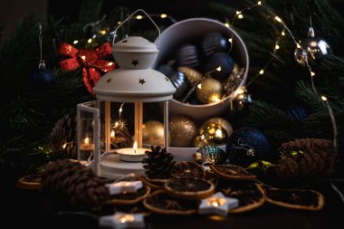 Yeni yıl hala hayattır. Noel süslemeleri masada. Noel oyuncağı.