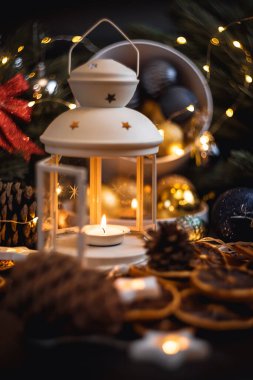 Yeni yıl hala hayattır. Noel süslemeleri masada. Noel oyuncağı.