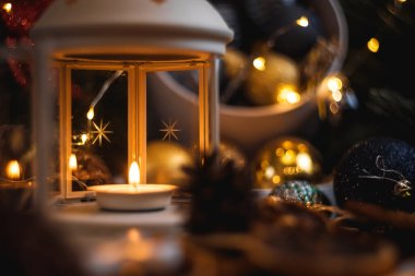 Yeni yıl hala hayattır. Noel süslemeleri masada. Noel oyuncağı.