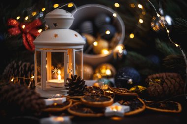 Yeni yıl hala hayattır. Noel süslemeleri masada. Noel oyuncağı.