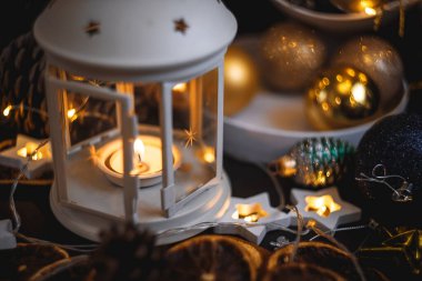 Yeni yıl hala hayattır. Noel süslemeleri masada. Noel oyuncağı.