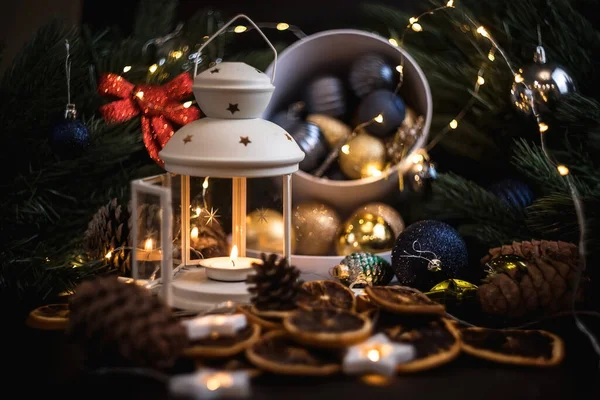 Yeni yıl hala hayattır. Noel süslemeleri masada. Noel oyuncağı.