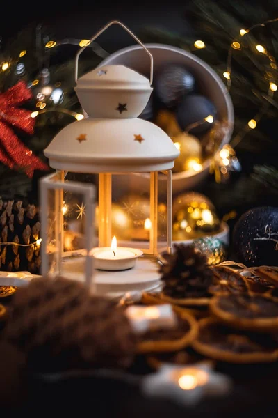 Yeni yıl hala hayattır. Noel süslemeleri masada. Noel oyuncağı.