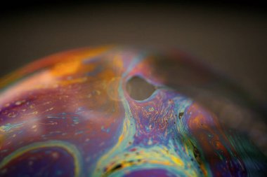 Siyah arkaplanlı renkli sabun köpüğü.