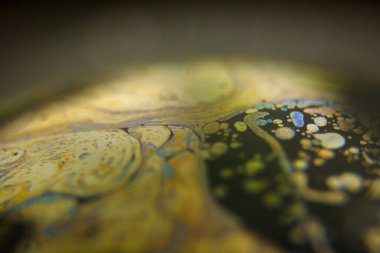 Siyah arkaplanlı renkli sabun köpüğü