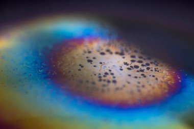 Siyah arkaplanlı renkli sabun köpüğü