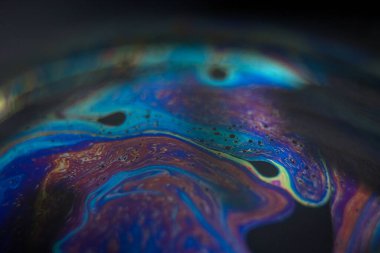 Siyah arkaplanlı renkli sabun köpüğü