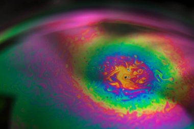 Siyah arkaplanlı renkli sabun köpüğü