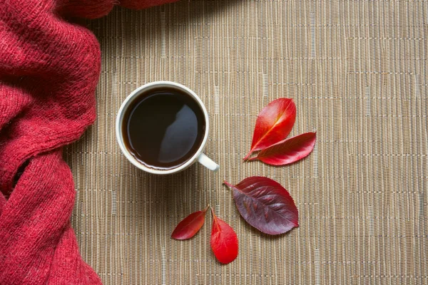 Taza blanca de café sobre un fondo beige con hojas rojas de otoño. Vista superior, plano — Foto de Stock