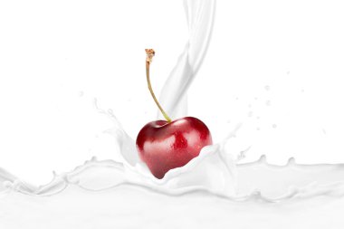 Taze kiraz meyve sıçraması ile dökülen süt 