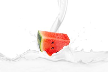 su sıçramalarına ile karpuz meyve taze dilim üzerinde dökülen süt 