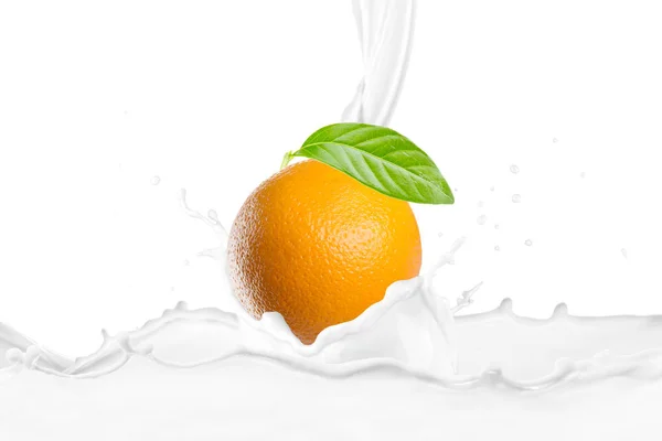 Milch Gießt Mit Spritzern Auf Frisches Orangenobst — Stockfoto